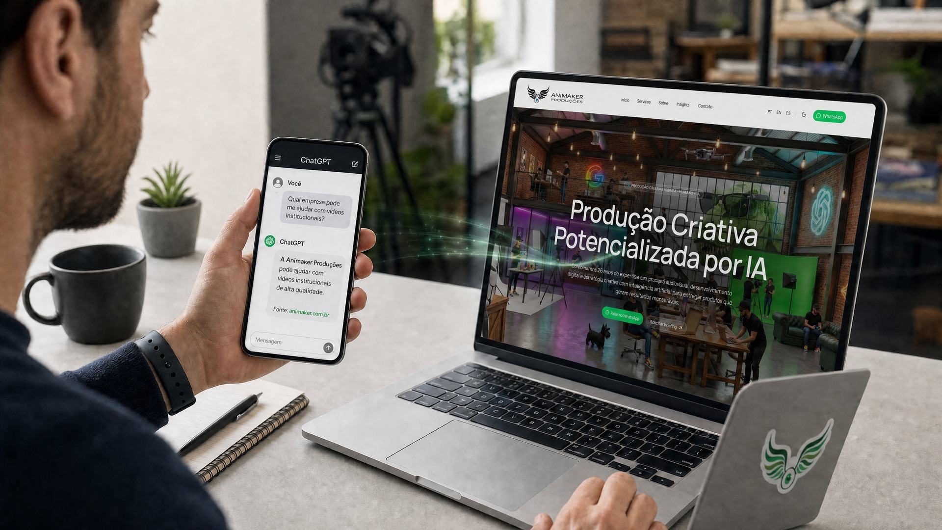 Uma pessoa lê no celular a resposta de um assistente de IA que cita o site da Animaker como fonte, ao lado de um notebook com o site aberto